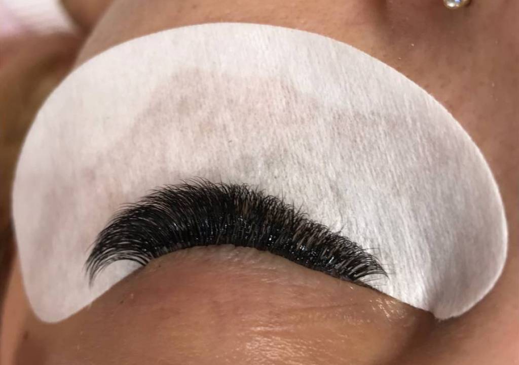  Eyelash extensions